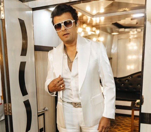 Sonu Nigam shares throwback photos from 1993 during the recording days of Main Duniya Teri Chhod Chala