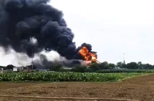 Fire broke out after LPG tanker overturns in Kaushambi