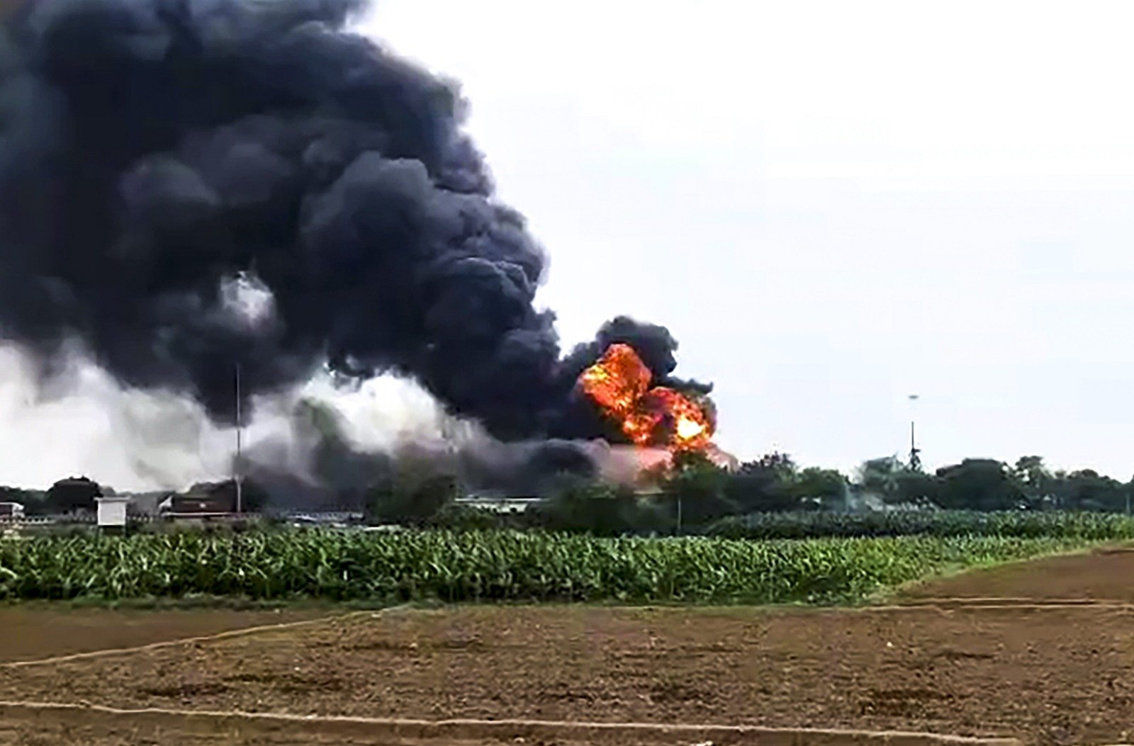 Fire broke out after LPG tanker overturns in Kaushambi