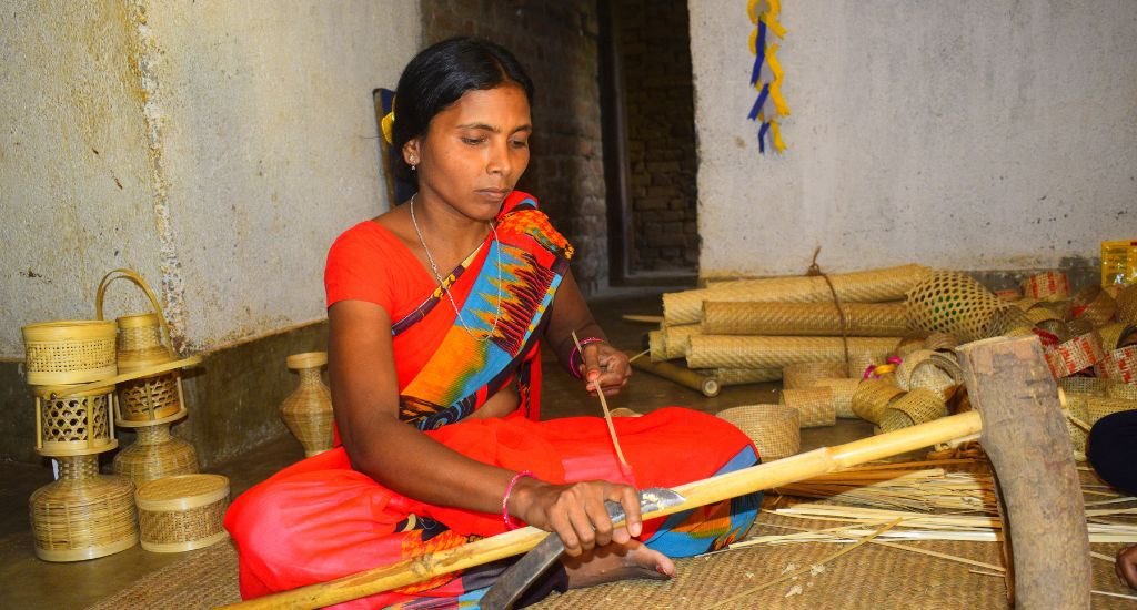 An array of traditional GI-tagged products from Jharkhand, featuring intricate tribal Dokra craft, elegant Kuchai silk sarees, and vibrant local handicrafts.