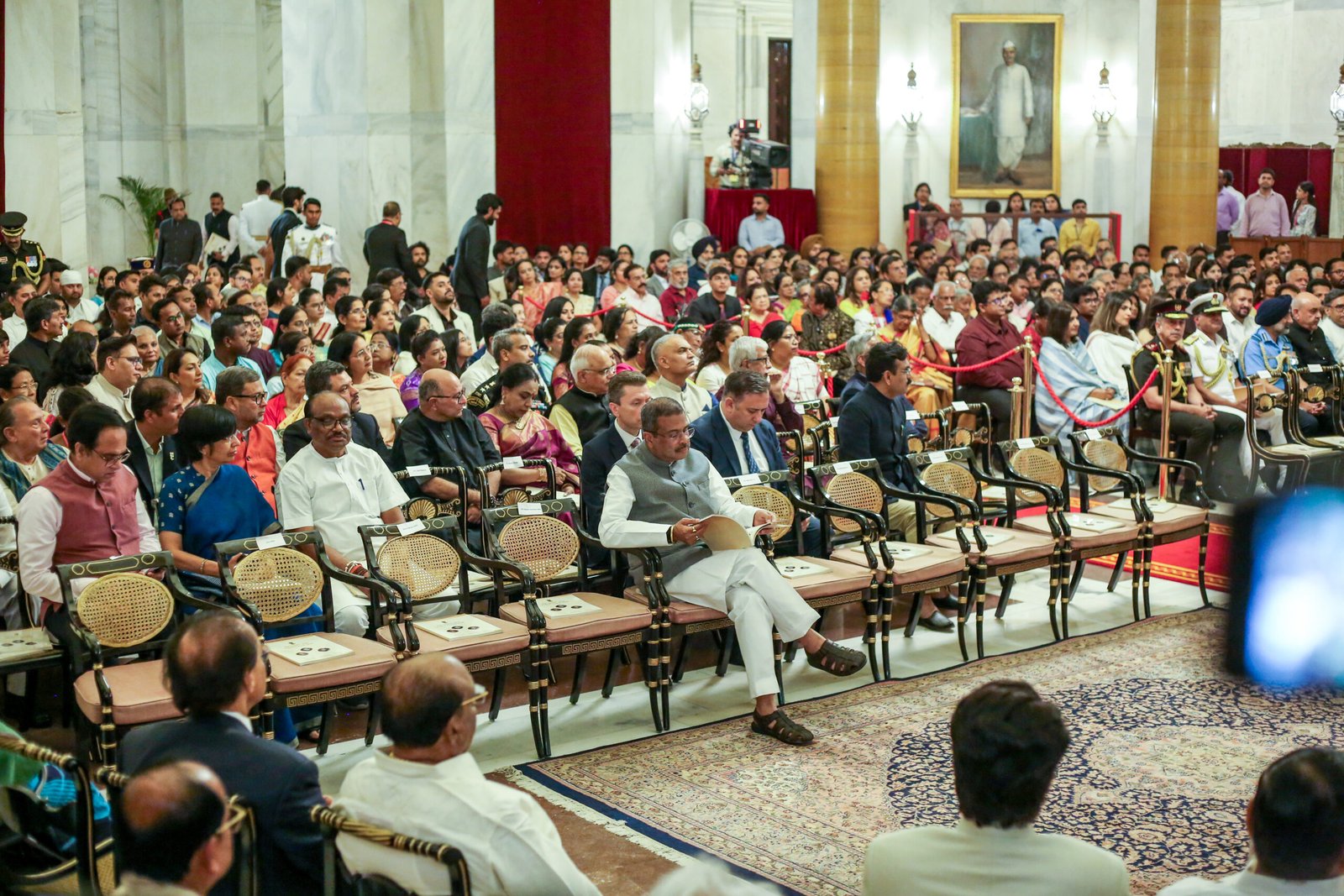 President Droupadi Murmu presenting the Padma Bhushan award to Rupi Soren, wife of late Jharkhand Chief Minister Shibu Soren, at Rashtrapati Bhavan