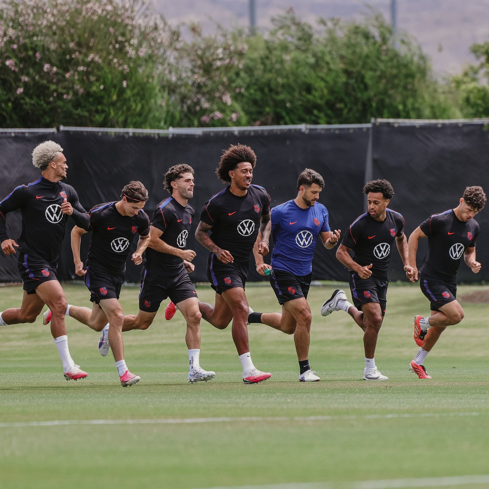 Players from the United States and Bosnia and Herzegovina compete for possession during an international football match, ahead of their FIFA World Cup 2026 Round of 32 clash in Santa Clara.