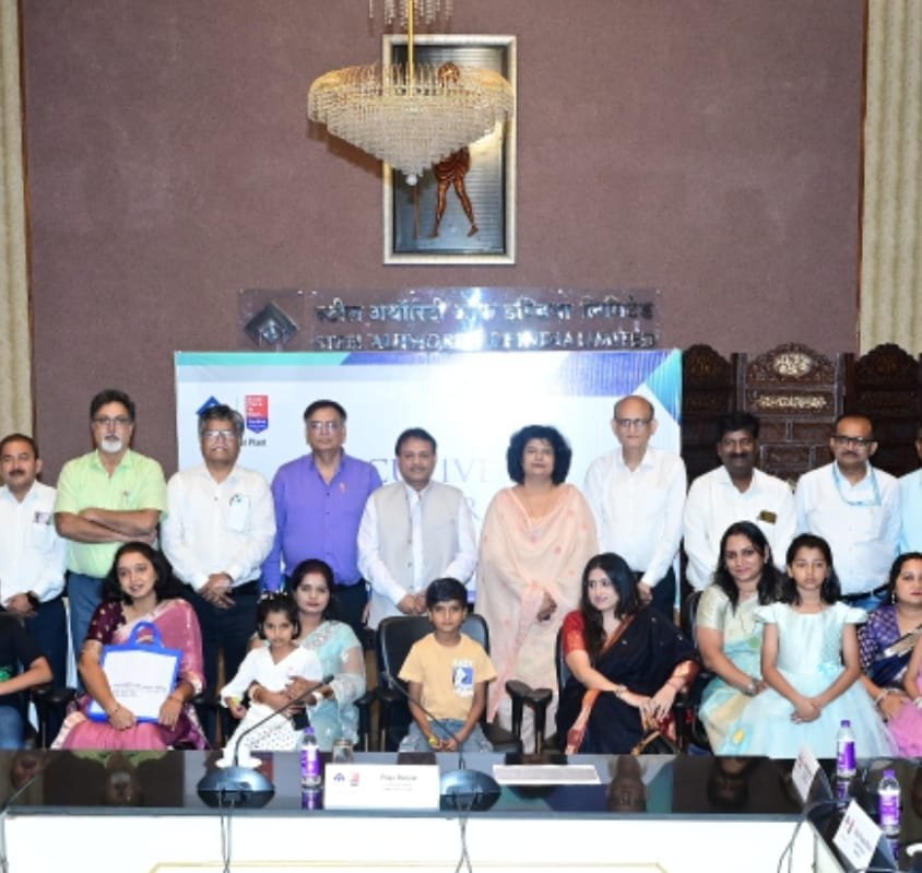 Bokaro Steel Plant Director In-Charge Priya Ranjan presenting the Executive of the Quarter Award to senior BSL officers at a recognition ceremony.