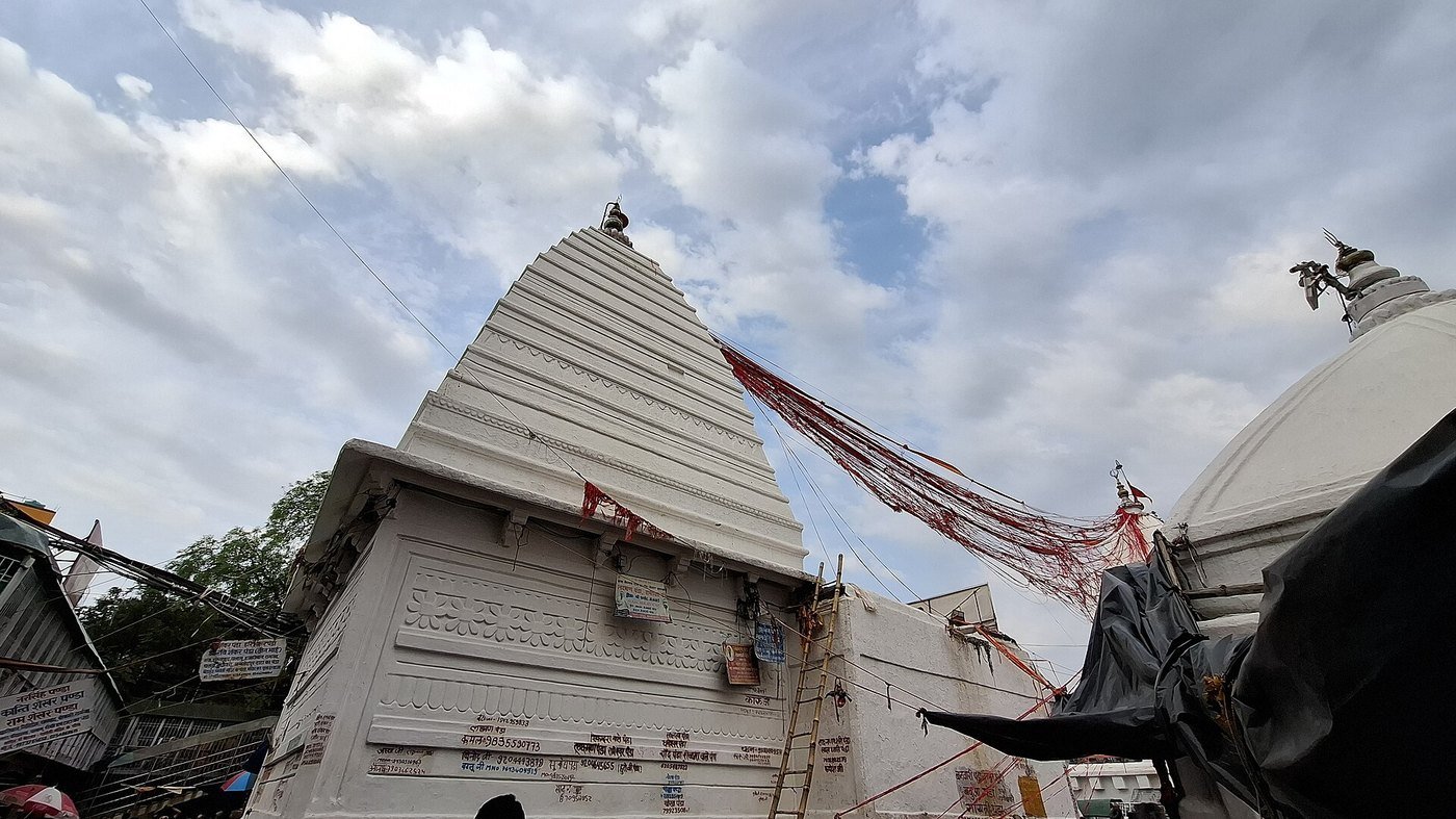 The white shikhara of Baba Baidyanath temple, Deoghar, with pilgrims below
