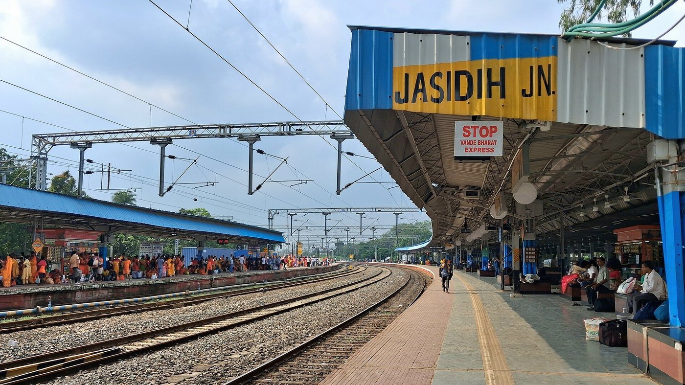 Jasidih Junction railway station, the main railhead for Deoghar