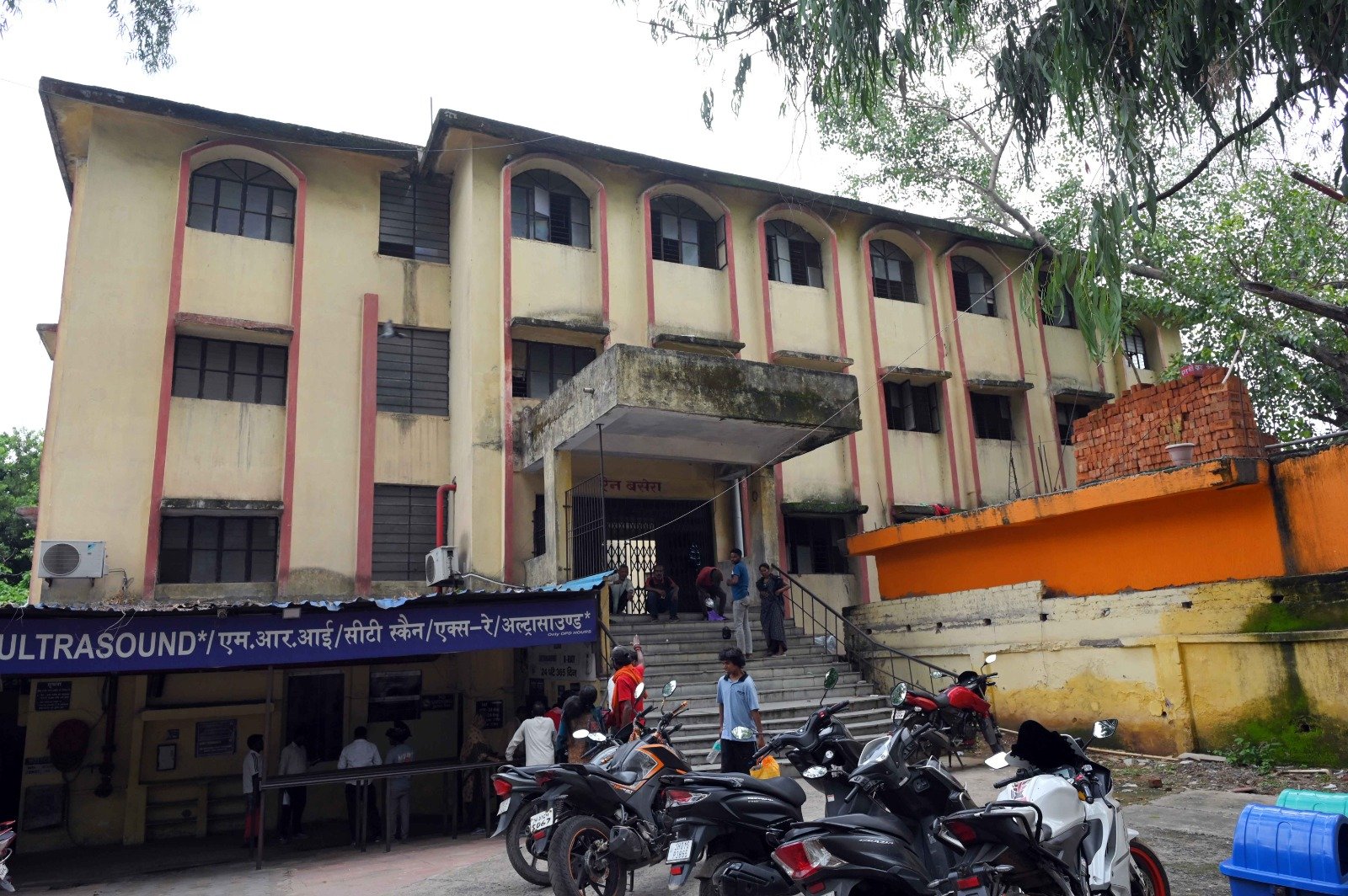 Jharkhand High Court division bench reviewing a PIL regarding delayed appointments and medical equipment procurement at RIMS.