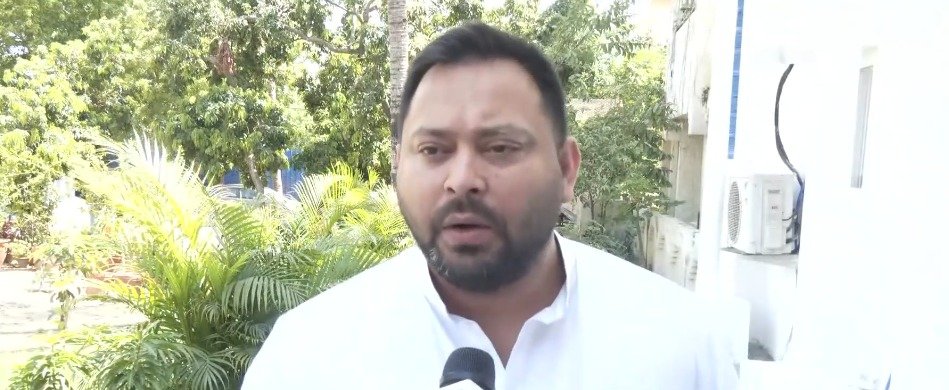 Leader of Opposition in Bihar Assembly Tejashwi Yadav addressing the media regarding the police firing incident during the Bihar Bandh in Siwan