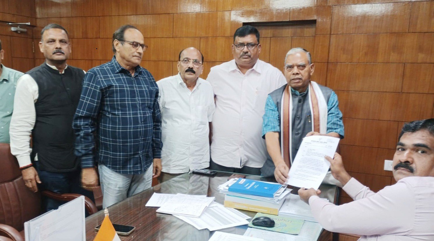 A JPCC delegation led by state chief Keshav Mahto Kamlesh met Jharkhand CEO K. Ravi Kumar, expressing grave concern over nearly 40 lakh voters listed under the ASDD category in SIR-2026 and demanding a 15-day extension for hearings.