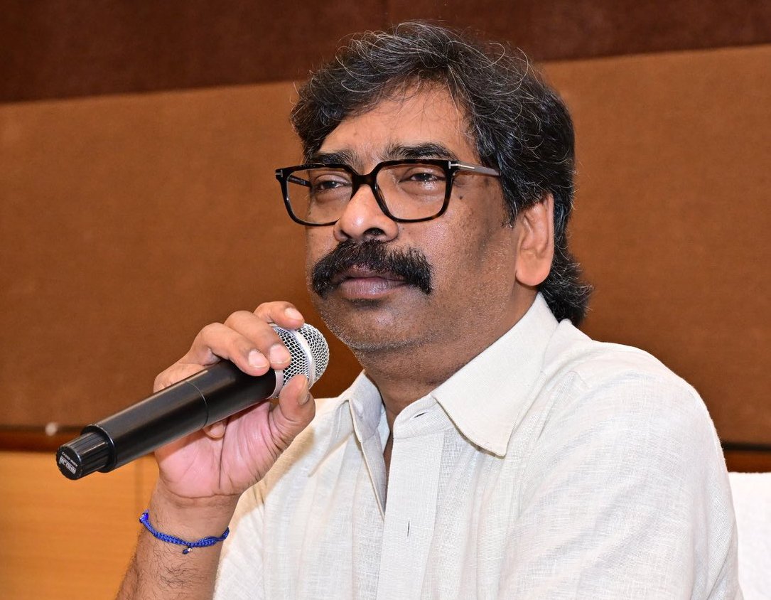 Jharkhand Chief Minister Hemant Soren addressing a press briefing regarding mineral cess taxation rights and the MMDR Amendment Bill.