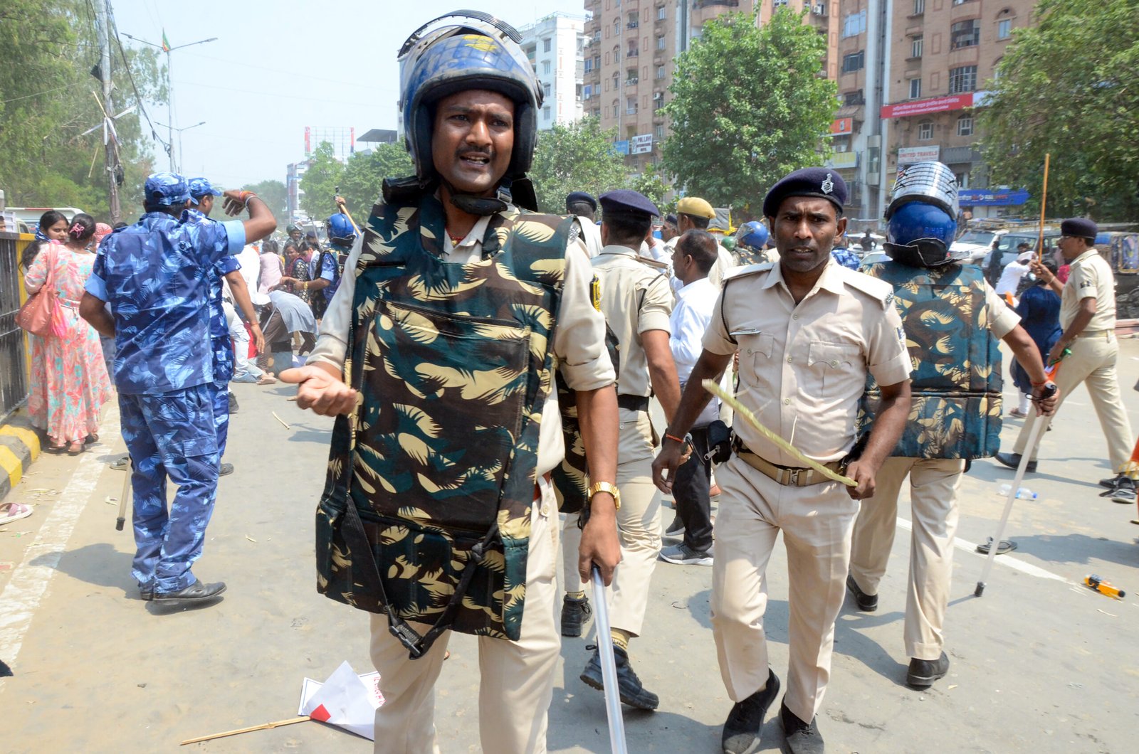 Protesting students clashing with police and breaking barricades in Patna over BPSC and TRE 4 exam demands