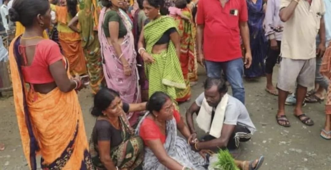 Jharkhand Police personnel standing near a cordoned-off crime scene area in Bokaro district