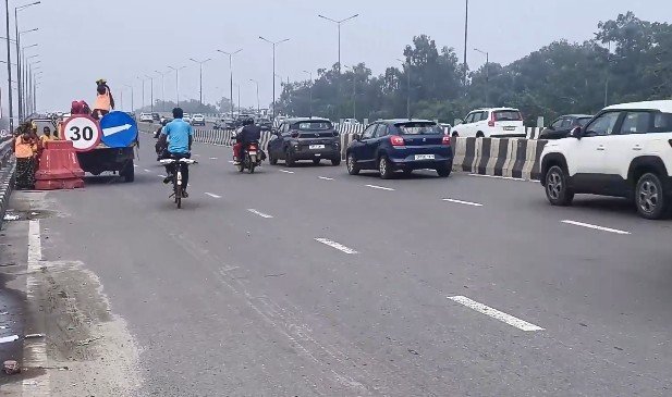 Delhi Police personnel and emergency vehicles stationed at the Khichripur flyover in Ghazipur to inspect a fatal road accident site.