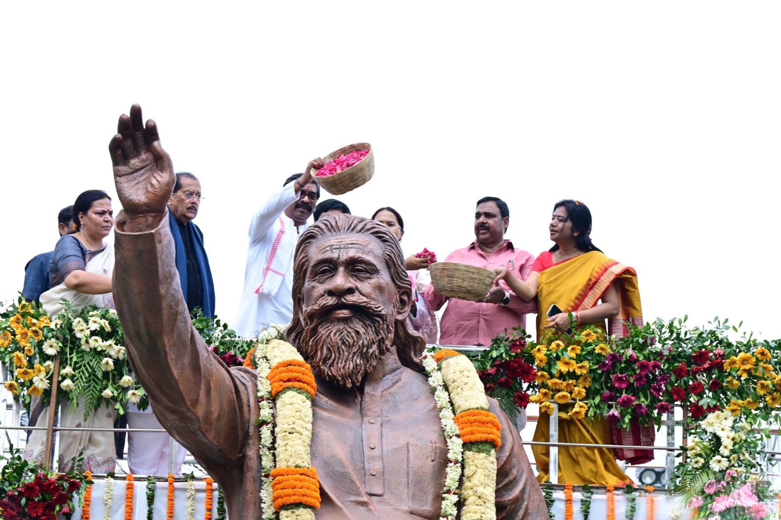 Jharkhand Chief Minister Hemant Soren paying floral tributes at the 14-foot statue of Dishom Guru Shibu Soren in Nemra village