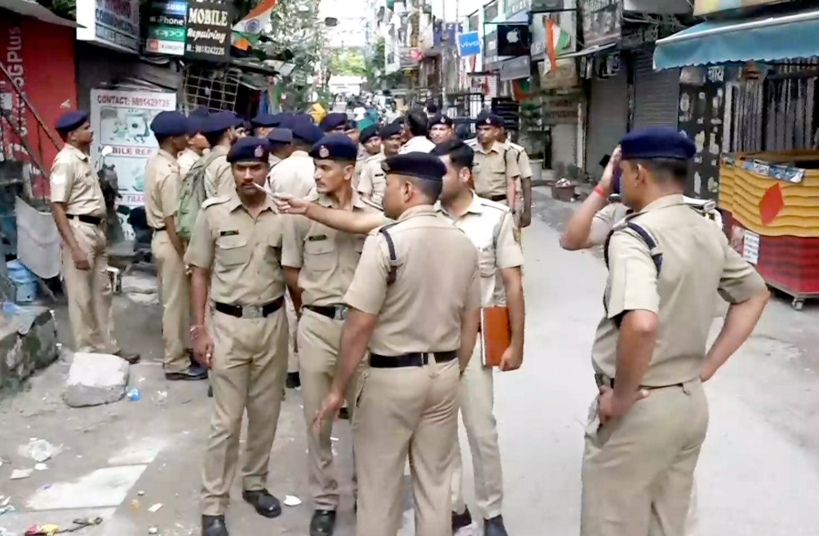 delhi police investigate satya niketan building collapse site