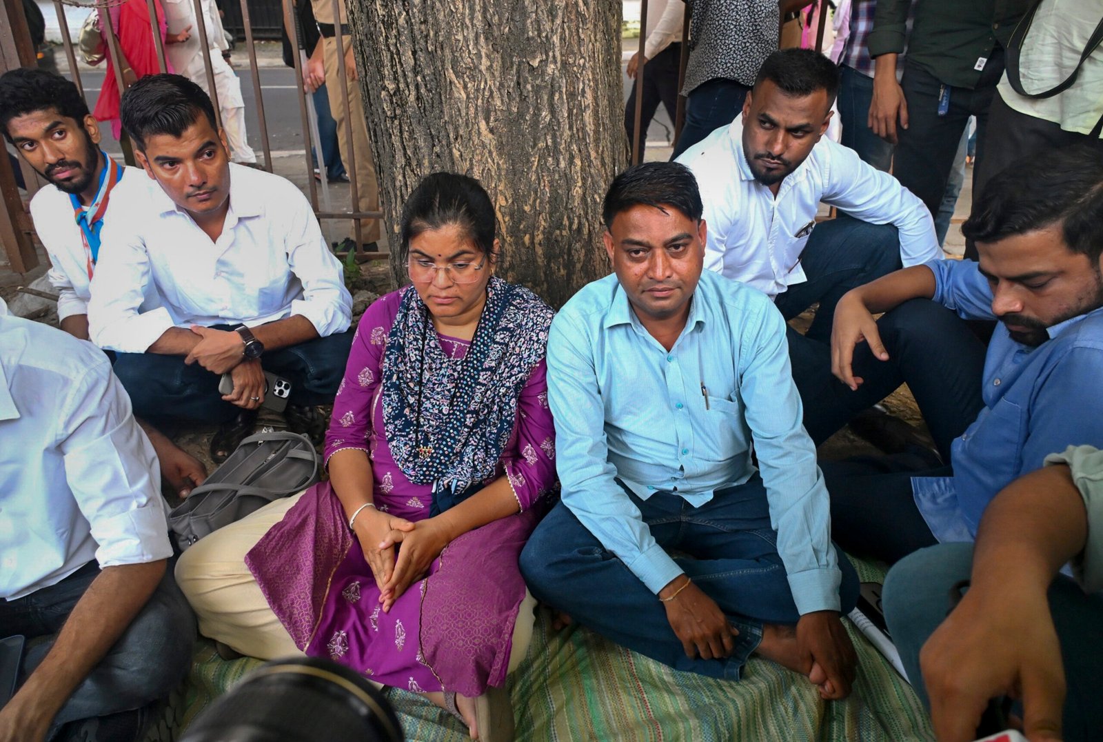Mumbai Police question 20 individuals and attempt to unlock deceased student's phone amid parents' Azad Maidan hunger strike alleging caste bias at IIT Bombay