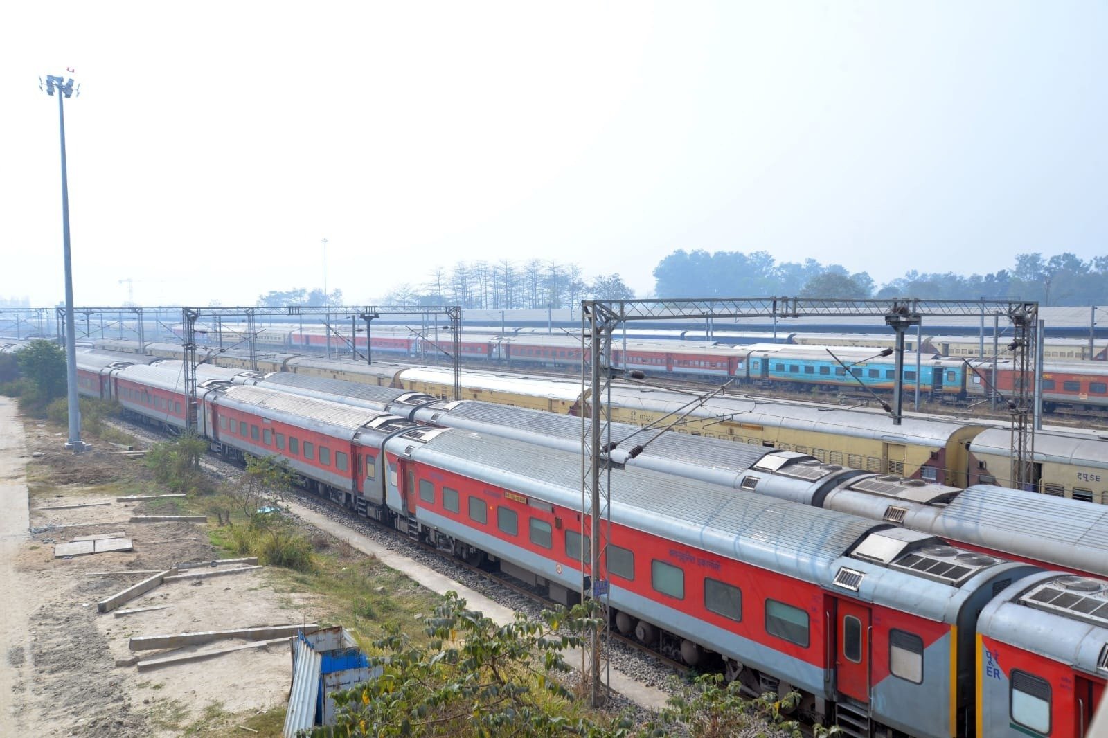 railway maintenance staff clean water storage tank station.jpg
