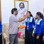 CM Soren felicitates Jharkhand’s gold-medallist women hockey players