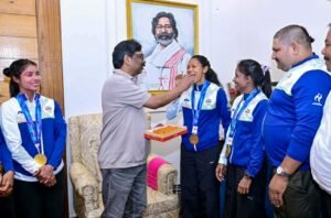 CM Soren felicitates Jharkhand’s gold-medallist women hockey players
