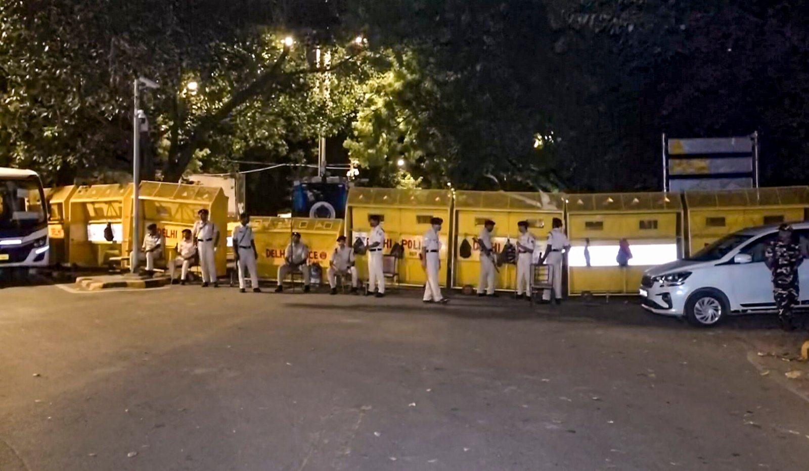 delhi police detain aap leaders student protesters jantar mantar