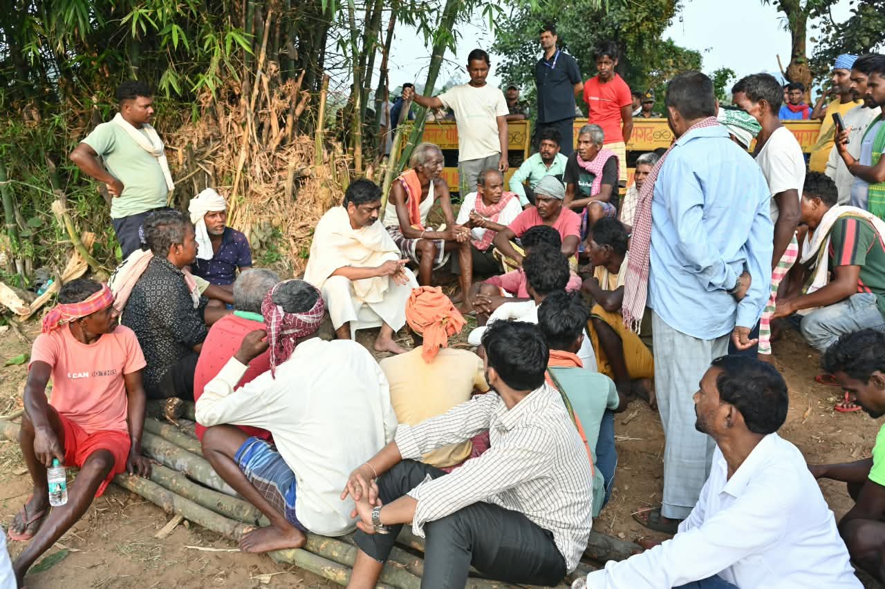 jharkhand cm hemant soren performs last rites of mother rupi soren nemra.jpg