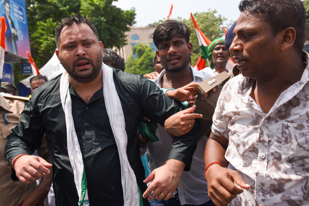tejashwi yadav leads patna protest against election commission.jpg