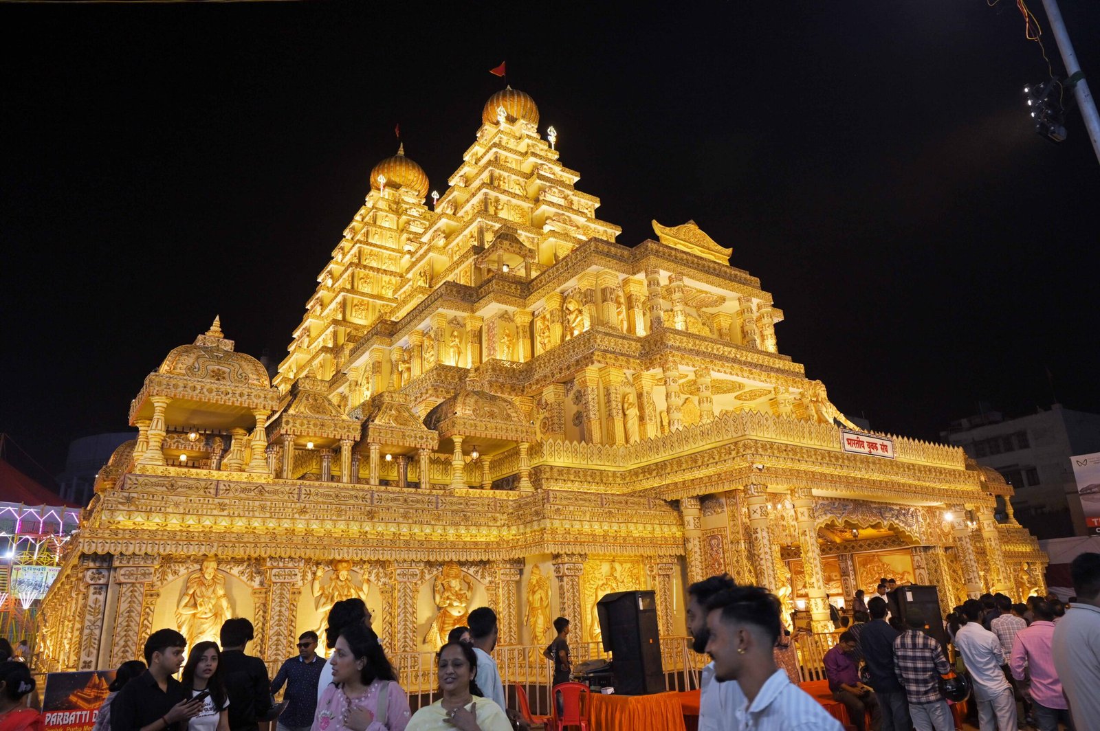 Nine major Durga Puja pandals in Ranchi have opened for devotees. Check key themes, traffic restrictions, routes, and designated parking areas.