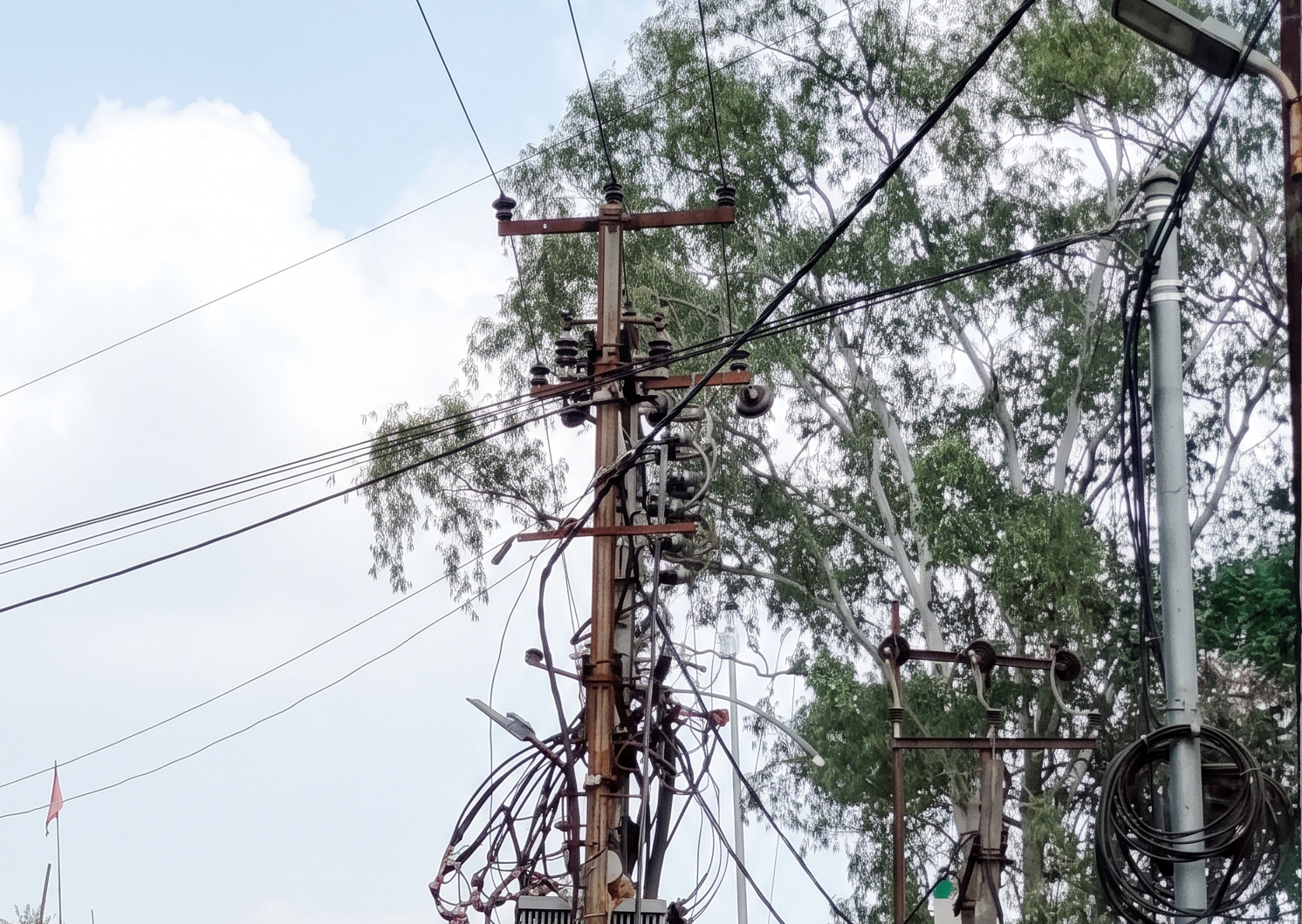 Low-hanging electricity cables and open junction boxes across Ranchi trigger electrocution fears; residents urge JBVNL to take prompt safety action.