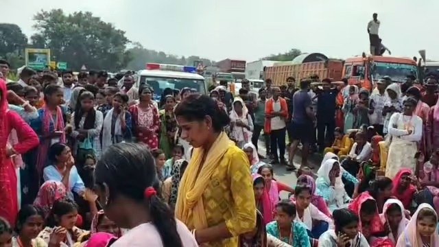 women garment workers block ranchi tata national highway 33.jpg